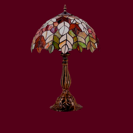 Abajur colorido estilo Tiffany, art-déco, com a luz apagada.