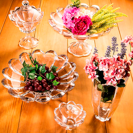 Conjunto de objetos decorativos de vidro de diferentes formatos para enfeitar a mesa