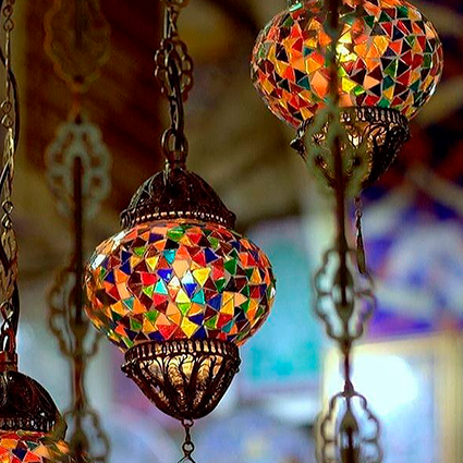 Duas luminárias coloridas da marca Tiffany suspendidas