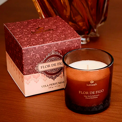 Vela perfumada de aroma flor de figo em copo de vidro com embalagem da marca Kailash.